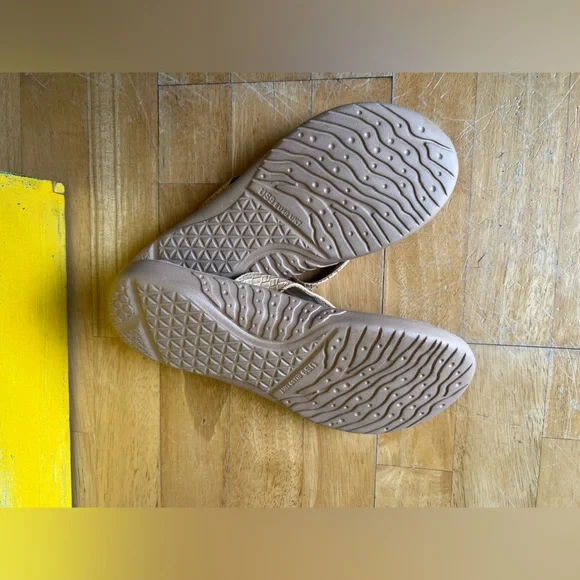 Kuailu Beige Women’s Sandals - Picture 2 of 11